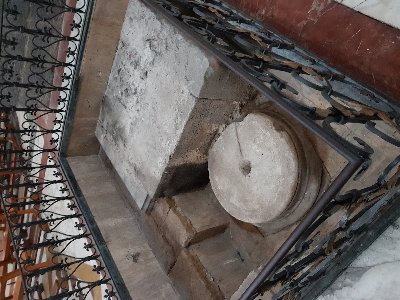 Relikty normańskiej Katedry, zniszczonej przez trzęsienie ziemi