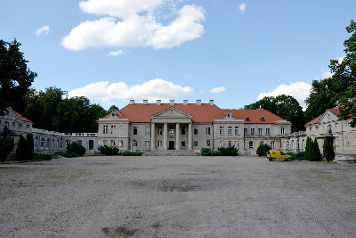 Pałac w Czerniejewie jest poprzedzony rozległym dziedzińcem wewnętrznym, tzw. cour d'honneur