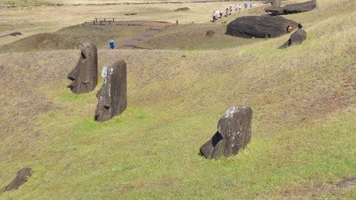 28 Rano Raraku 6.jpg