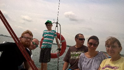 załoga Idei (wszyscy w okularach)