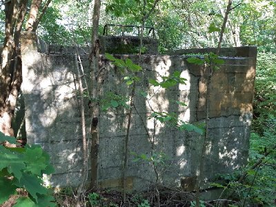 Tak wygląda z zewnątrz obiekt z zachowanym działem. Nietypowy, bo nie został zasypany ziemią, a powierzchnia pokryta jest laminatem (włókno szklane plus żywica epoksydowa).