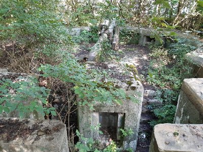 Widok ogólny działobitni. Kiedyś była zakryta &amp;quot;parasolem&amp;quot; ze stalowych rur, na których była rozpięta siatka maskująca.