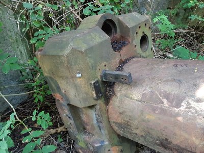 Zamek. Poprzednio jak tam byłem, na miejscu był jeszcze stycznik elektryczny (w świeżo spryskanym smarem miejscu). Niestety ktoś chyba potrzebował.