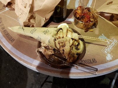 Rożek owoców morza i sałatka caponata z rybą.