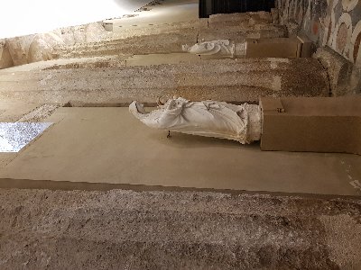 Kolumny w stylu doryckim z dawnej świątyni Ateny wkomponowane w Katedrę