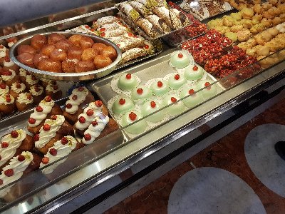 Ciastko z zielonym lukrem i kandyzowaną wisienką na czubku to słynne święte piersi