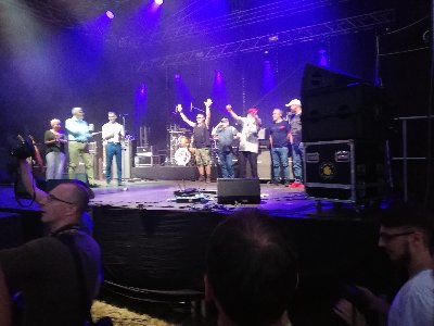 Burmistrz wręcza członkom zespołu prezenty z okazji 40-lecia istnienia zespołu, cały Brześć śpiewał Sto lat :)