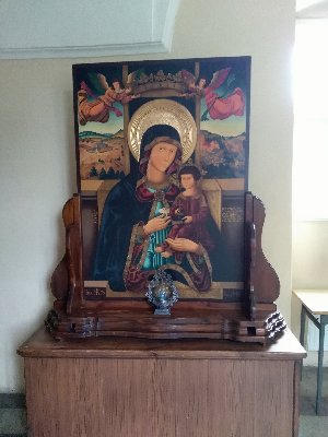 Matka Boska z białą różą