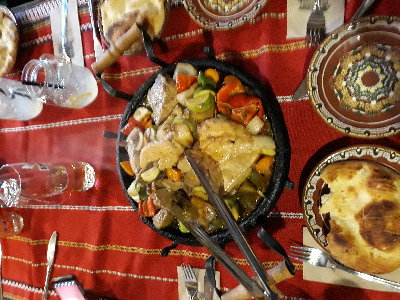 Mieszany sacz, to po prostu cztery rodzaje mięs, z warzywami na żeliwnym, gorącym platerze.