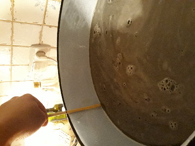 Zanim roztwór zaczął parować, zaznaczyłem ile wody muszę dolać już po odgotowaniu.