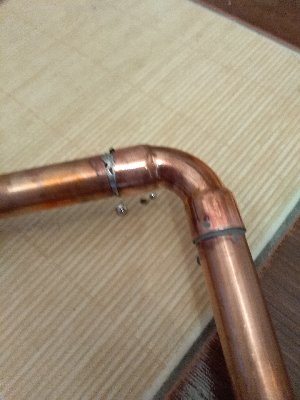 GDY NADMIAR LUTU SKAPNIE NA ZIEMIE ,TO POL¡CZENIE NASYCIŁO SIę SIŁ¡ KAPILARN¡ DO PEŁNA